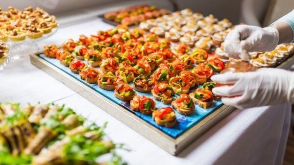 This Refugee-Run Catering Company Cures Homesickness With Hummus 5